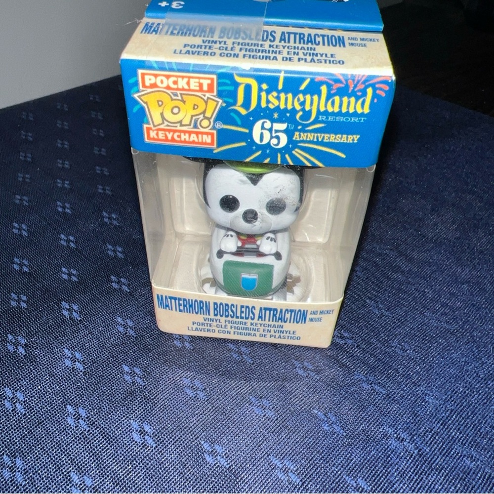 FUNKO POP KEYCHAIN - Mickey Mouse - Matterhorn Bobsleds Attraction - Disneyland
